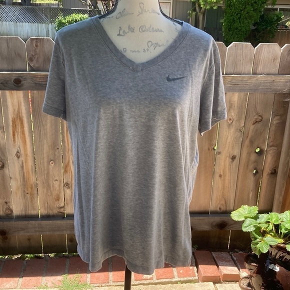 The Nike Tee Dri-Fit T-Shirt Size XL Gray - Picture 1 of 5